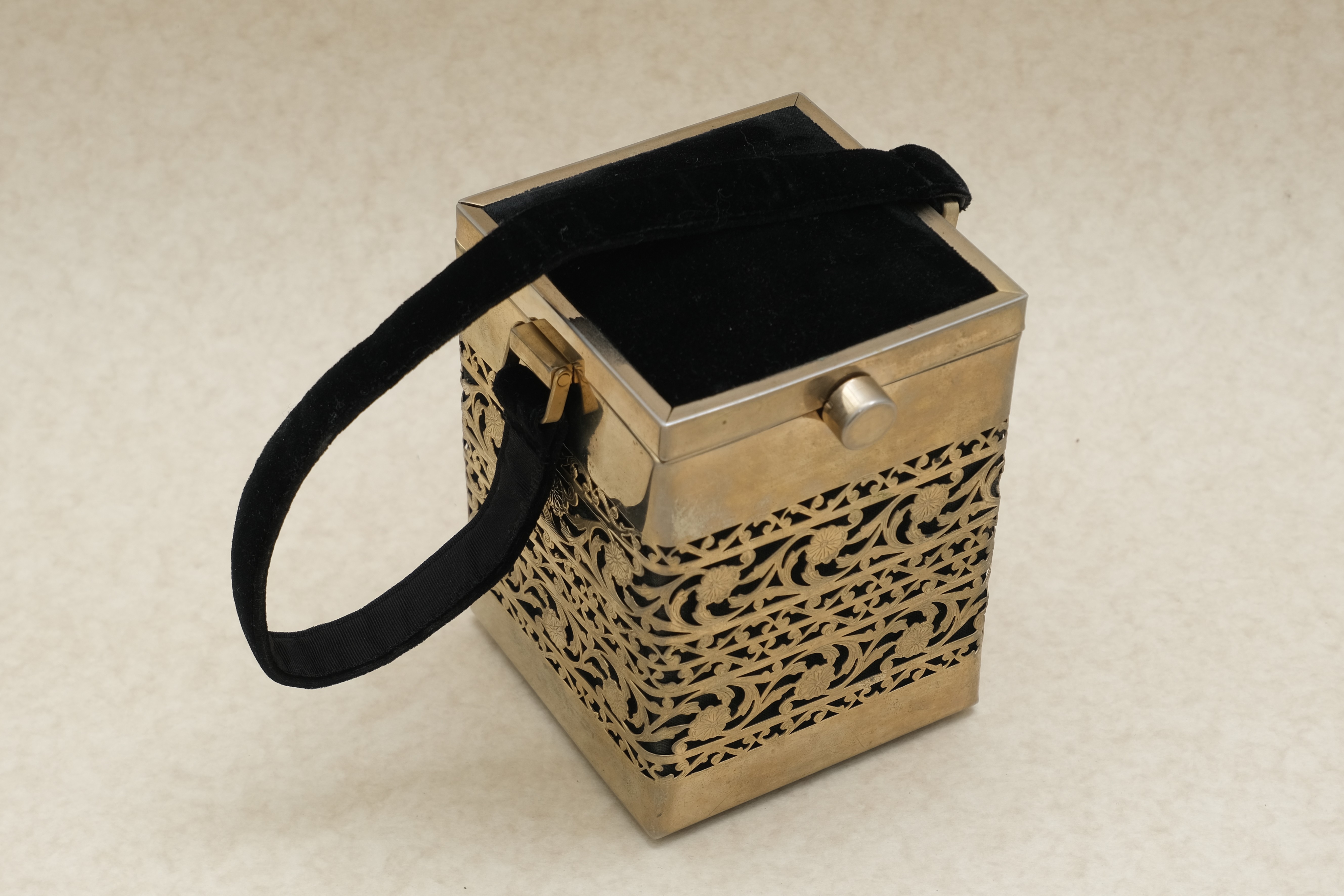 ヴィンテージハンドバッグ　フラワーゴールドプレート