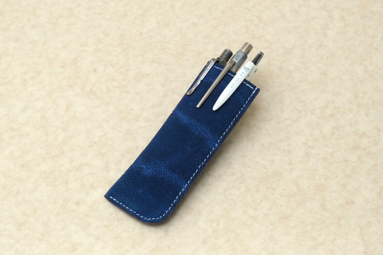 フランスブルーのゾウ革ペンケース