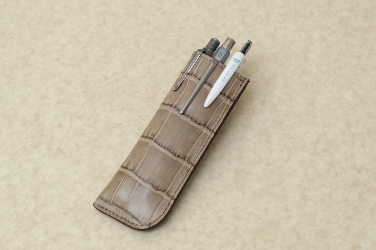 グレージュのクロコダイル型押しペンケース