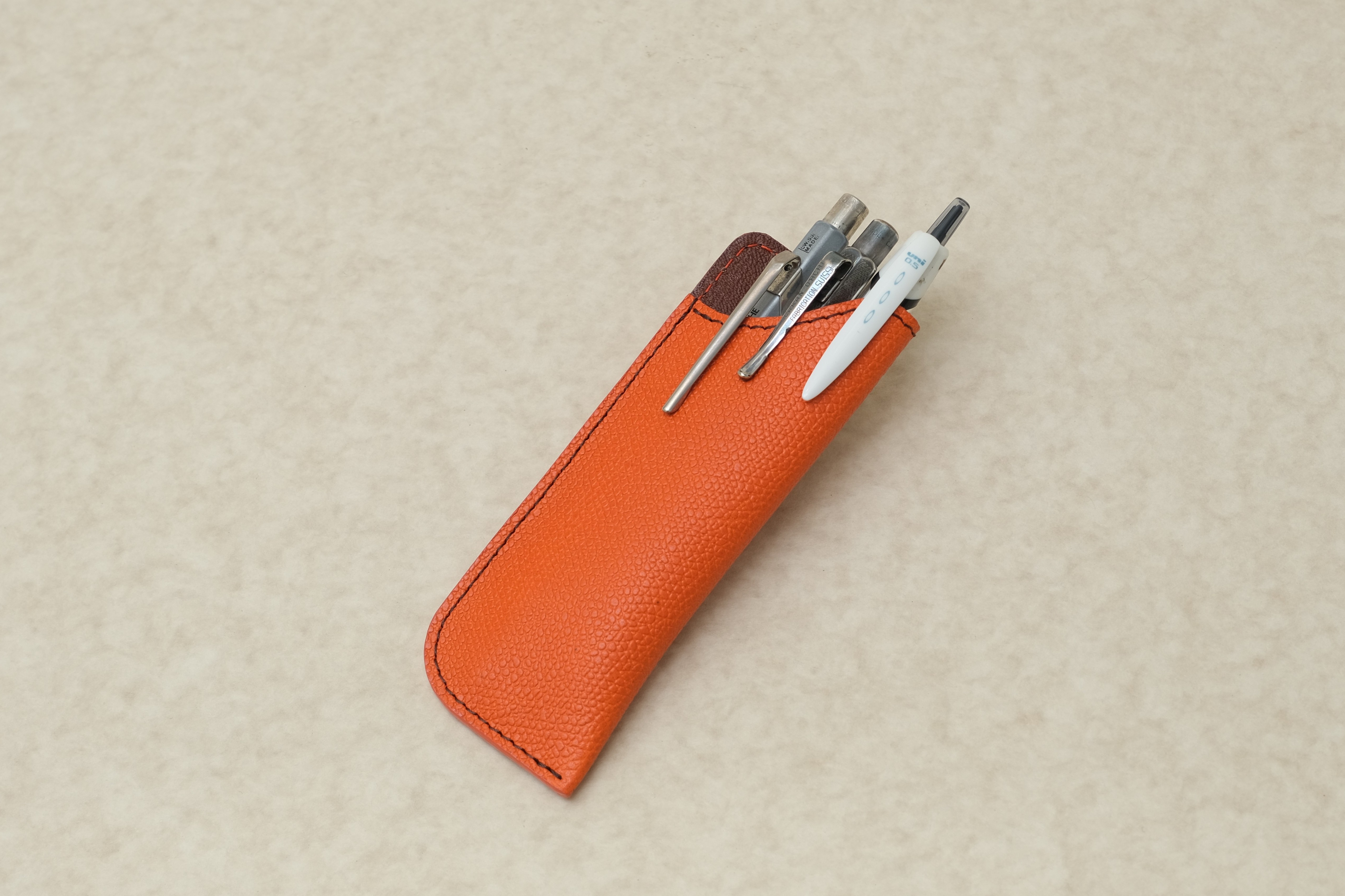 ハイブランドレザーのペンケース　タンジェリン