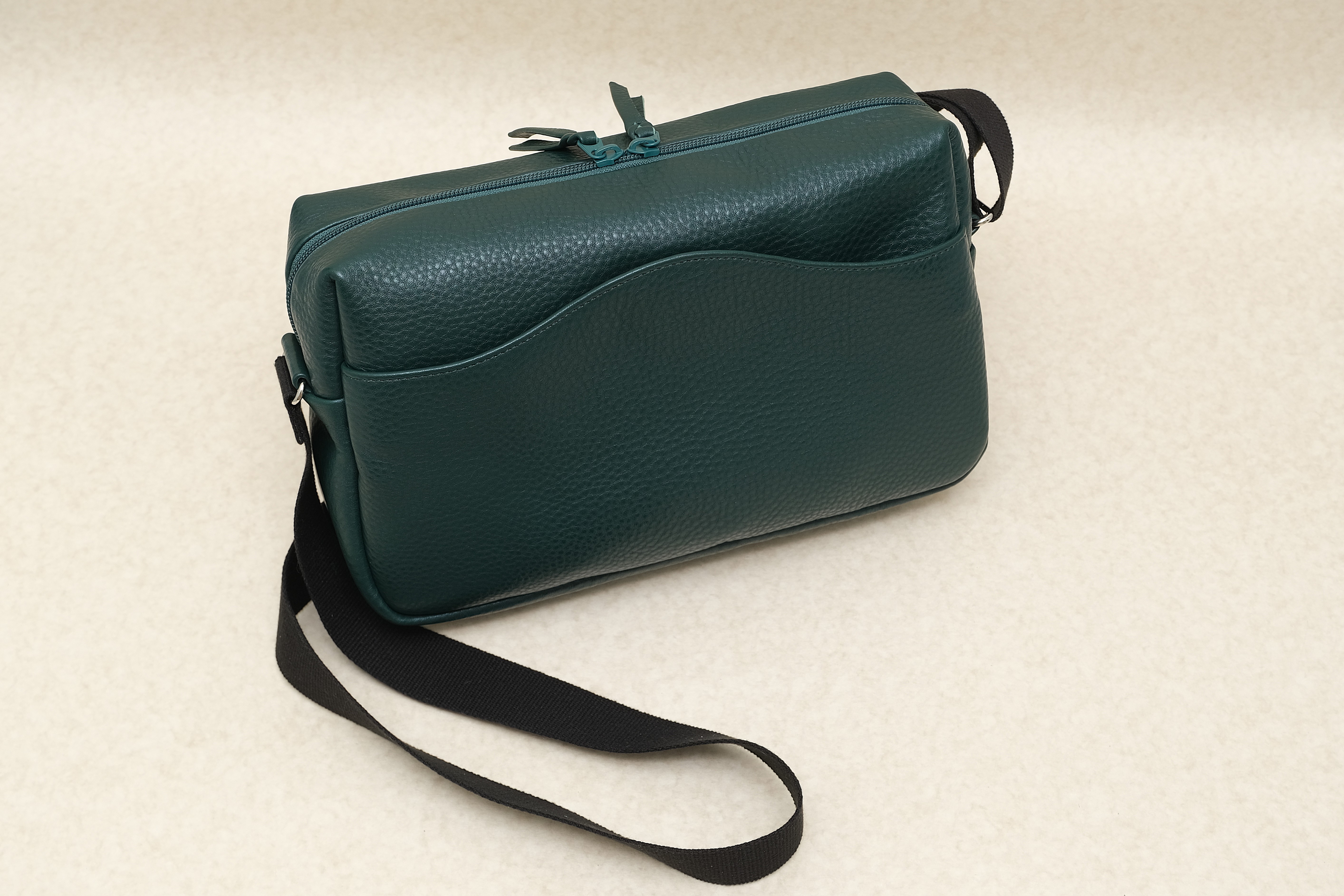 新作ショルダーバッグ　鉄色